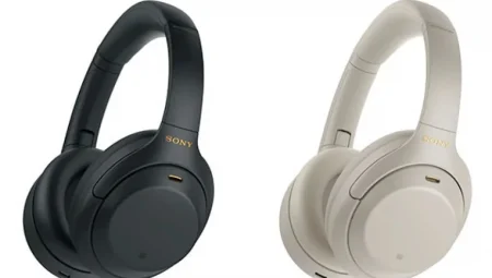 Sony, popüler kulaklık modellerine pembe, sarı ve kahverengiyle renkli bir dokunuş yaptı