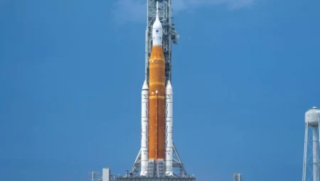 NASA’nın Ay’a dönüş planında büyük adım: Artemis 2 görevi için dev roket montajı tamamlandı