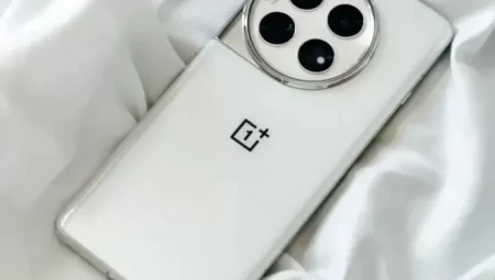OnePlus 13T, Snapdragon 8 Elite işlemci ve 6.200 mAh pil ile kompakt telefon pazarını yeniden şekillendiriyor